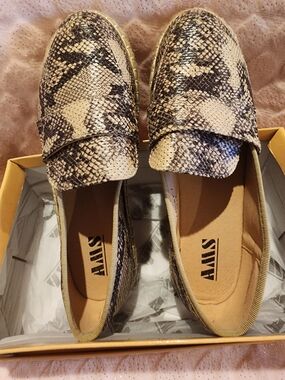 AINS Women's Snake-Print Loafers in Beige & Black